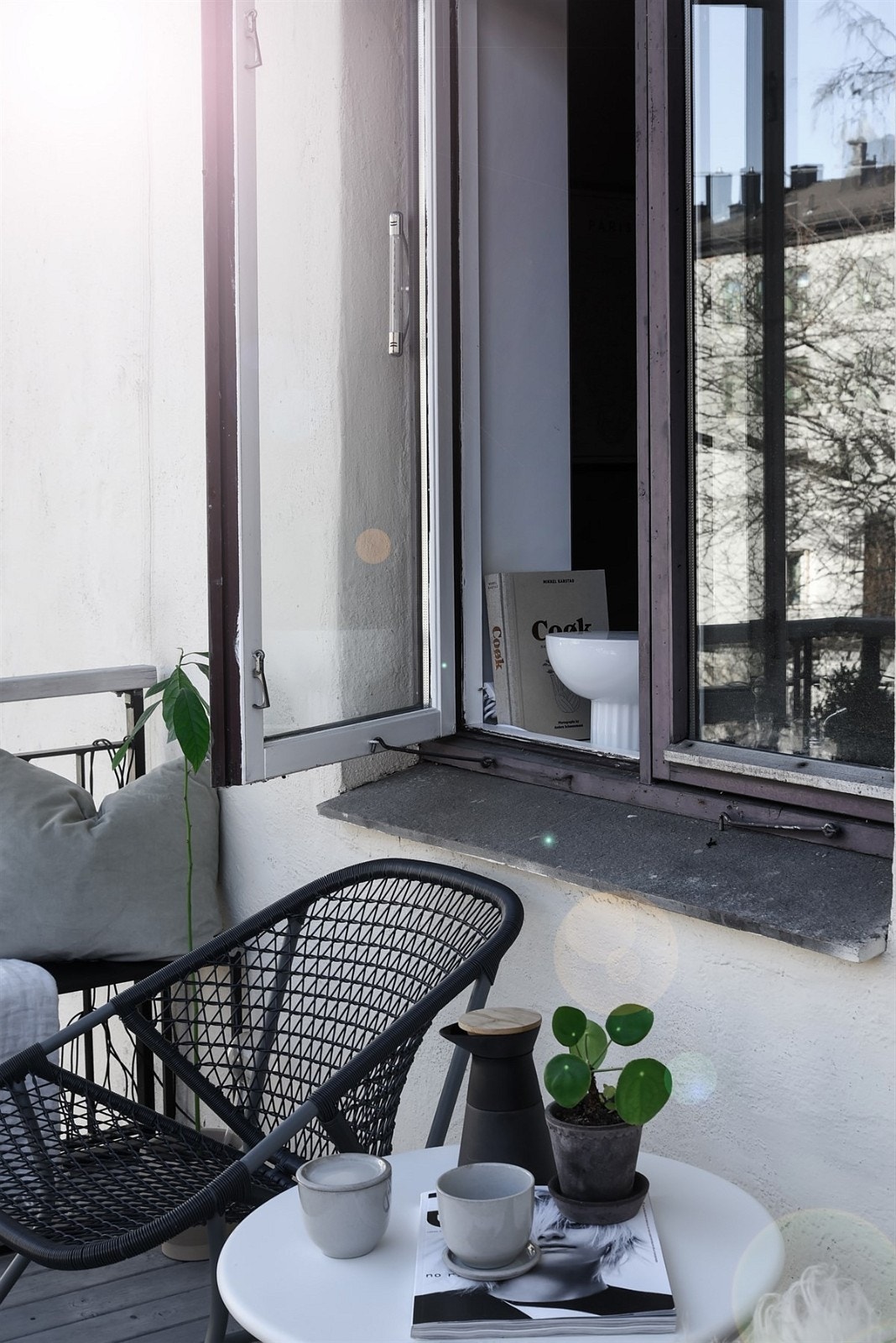 Balkongen ligger rolig vendt mot bakgården og har plass til utemøblement. Galleribilde