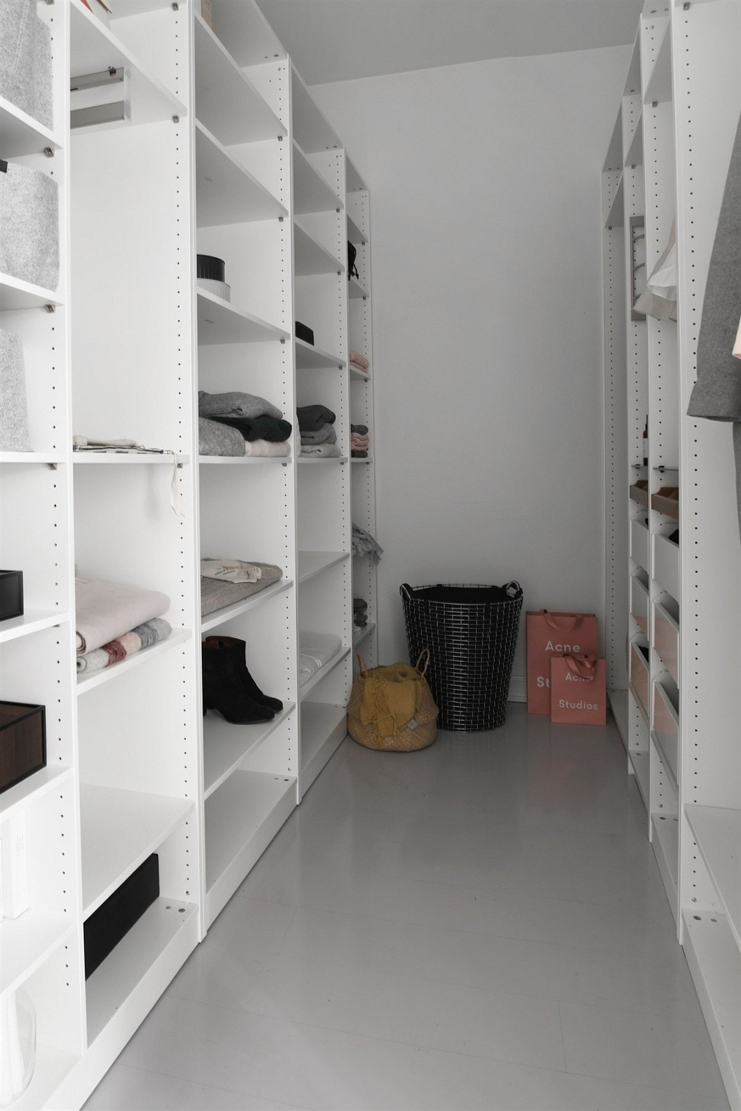 Leiligheten har walk-in closet med hylleløsning. Her er det rikelig med klessplass for den motebevisste, og så kan soverommet få være ekstra ryddig og åpent. Galleribilde