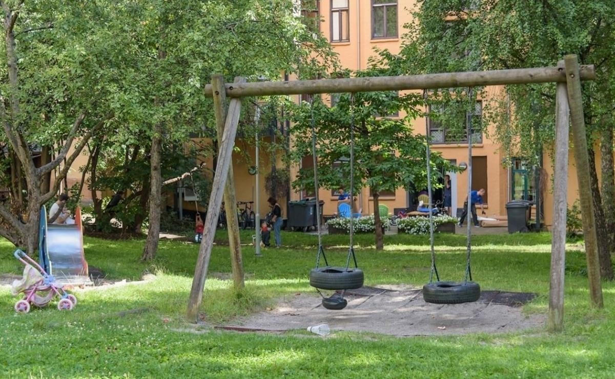 Her er det busker, trær, diverse beplantning, sykkelparkering og sittegruppe. Galleribilde