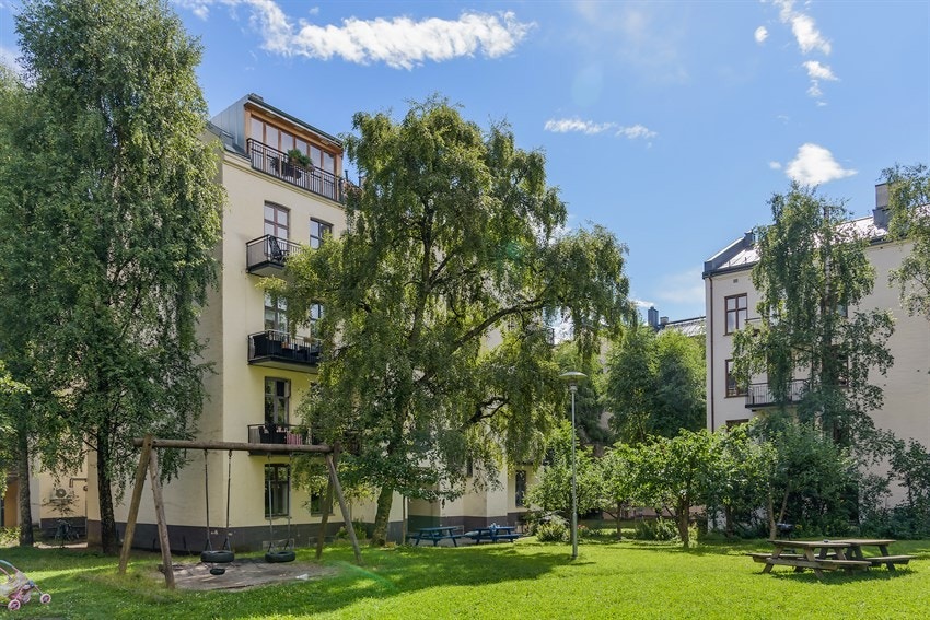 Tomten er opparbeidet med felles steinlagt bakgård videre til felles hage. Galleribilde