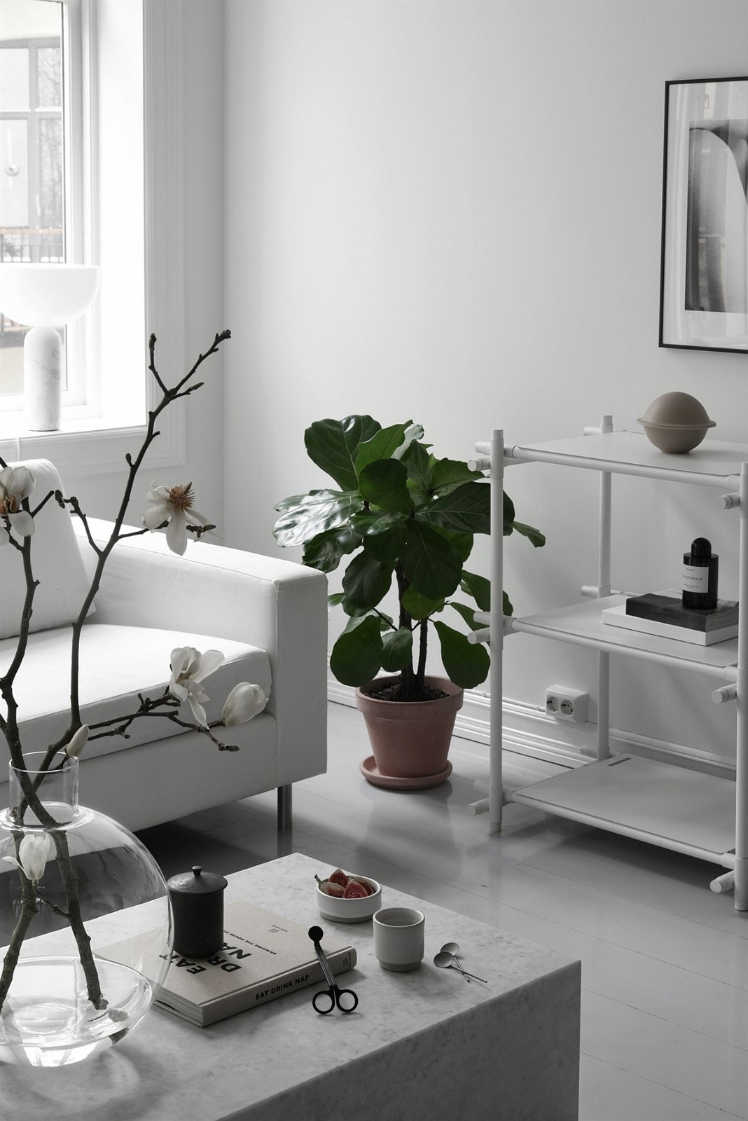 Leiligheten kan by på en generøs takhøyde (2,81 m) og har rosett i himling. Galleribilde