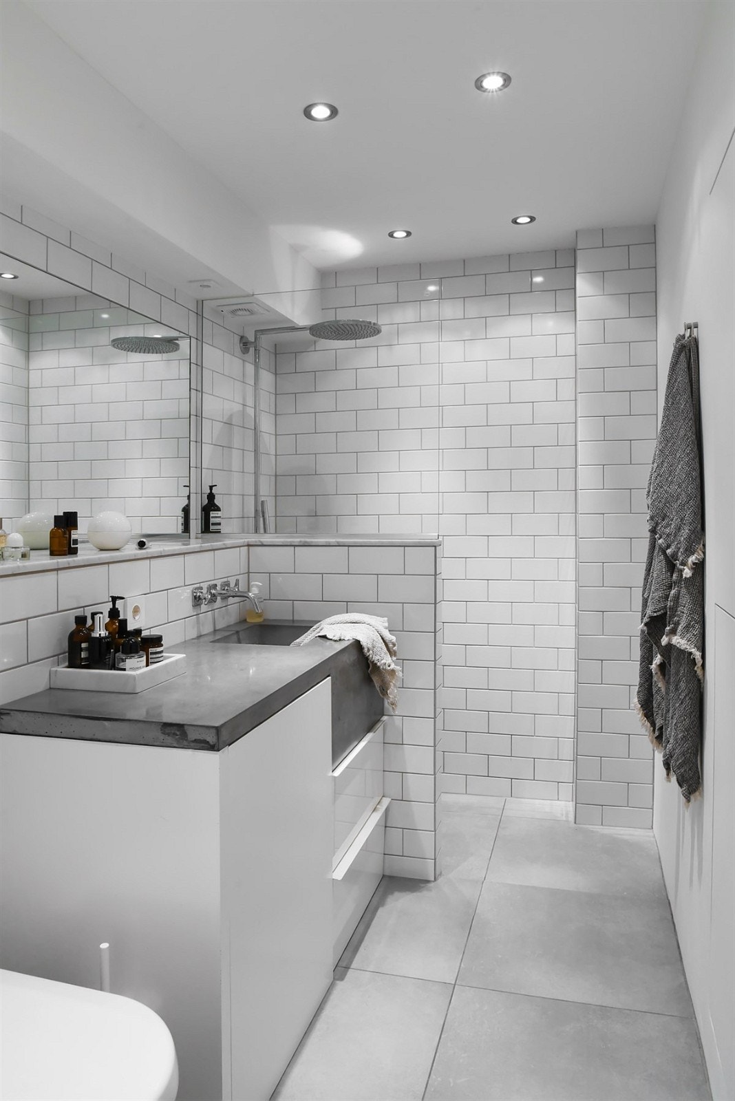 Leiligheten har et deilkat bad fra 2014 med gulvvarme, dowlights i tak og helstøpt servant med benk i betong fra Oslo Betonginteriør. Galleribilde