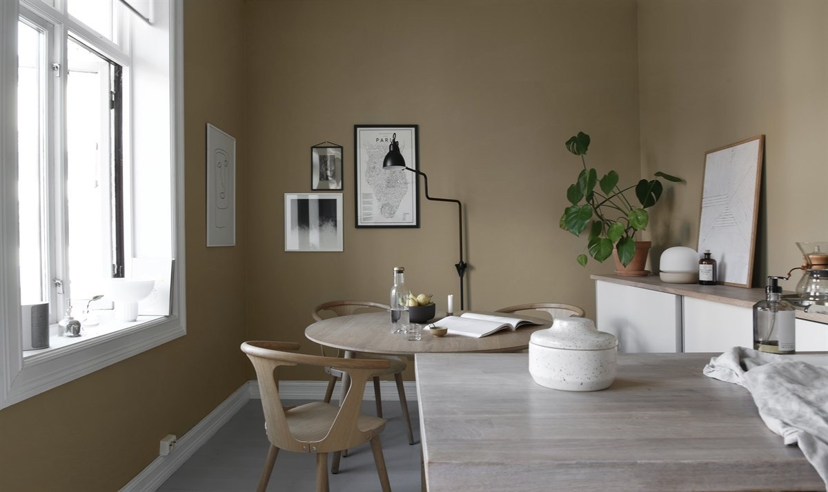 Videre er kjøkkenet utstyrt med integrert ventilator, keramisk platetopp, stekeovn, oppvaskmaskin. Galleribilde