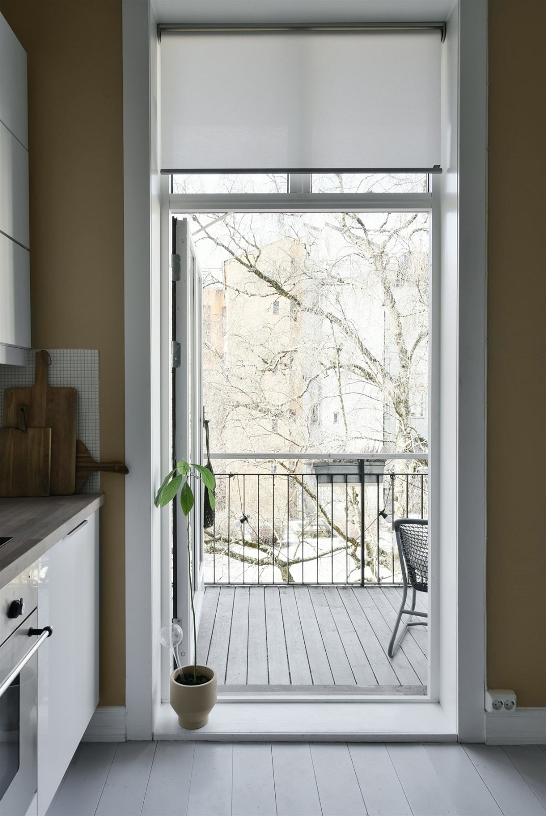 Fra kjøkkenet er det utgang til en hyggelig balkong. Galleribilde