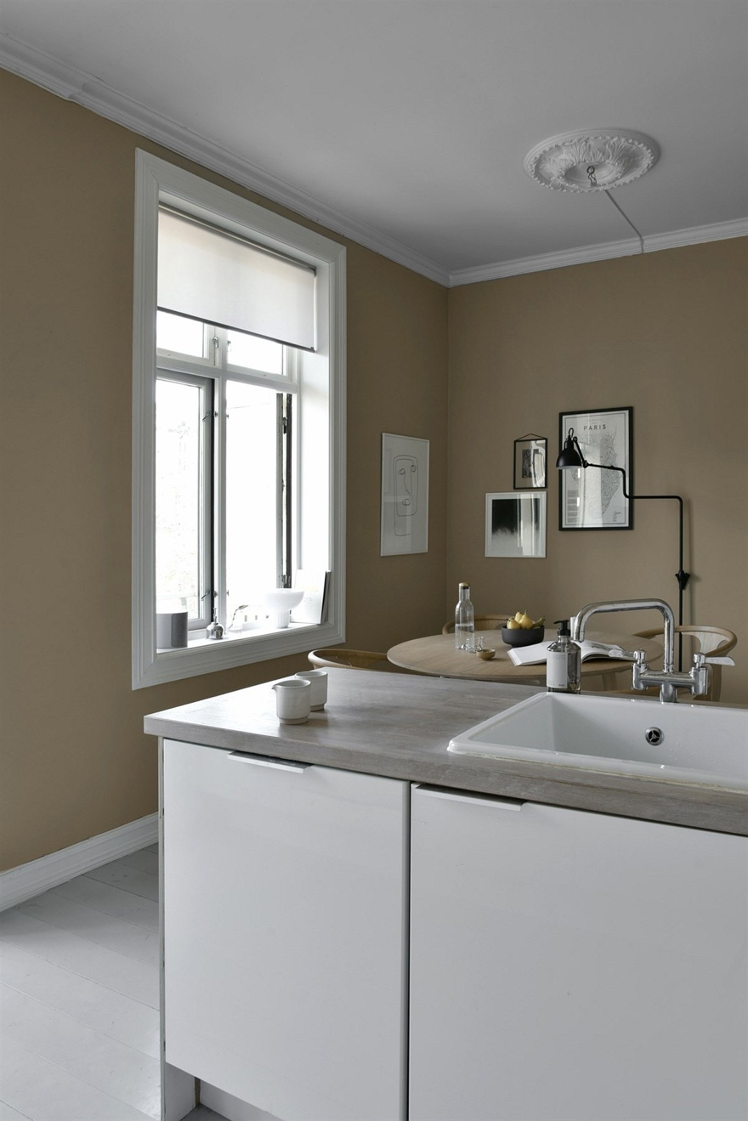 Innredningen har glatte fronter i høyglans og benkeplate i tre. Galleribilde