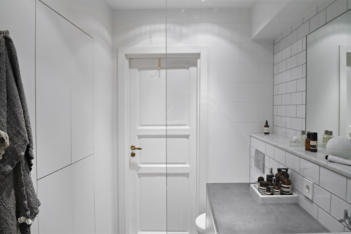 Kombinert servantskap med skuffer og skap for vaskemaskin designet av interiørdesigner Elisabeth Heier. Varmtvann er inkludert i felleskostnadene. Galleribilde