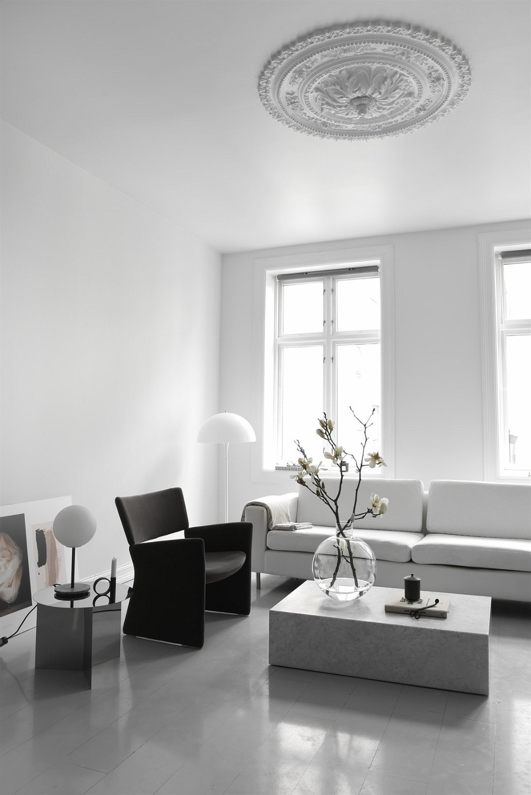 Stuen har god plass til sofagruppe, tv-seksjon og øvrig ønsket møblement. Galleribilde