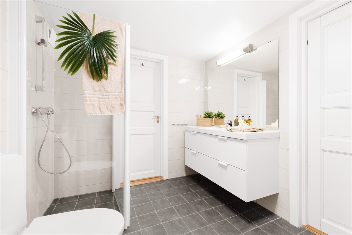 Pent helfliset bad med varme i gulvet Galleribilde