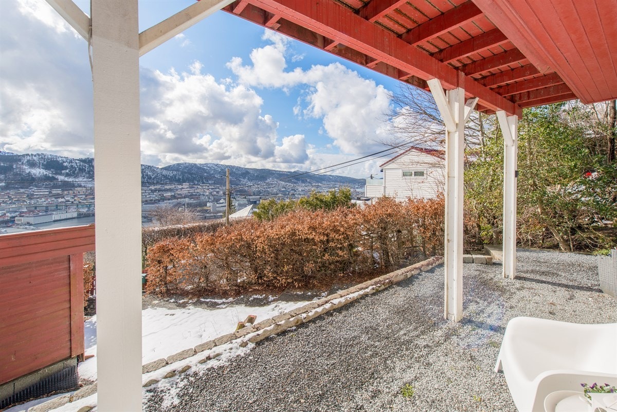 Solplass forran huset benyttes av denne leiligheten Galleribilde