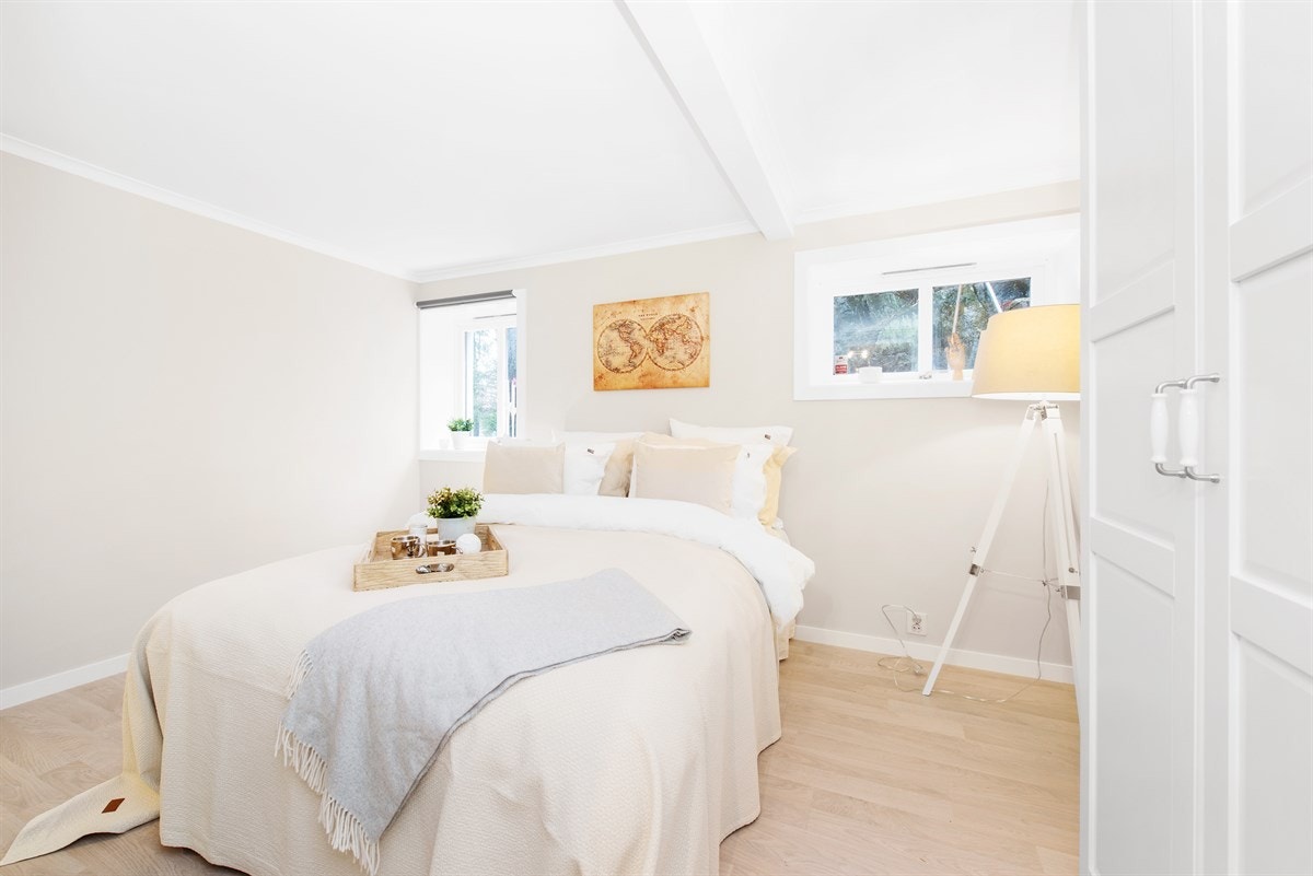 Romslig soverom med to vinduer Galleribilde