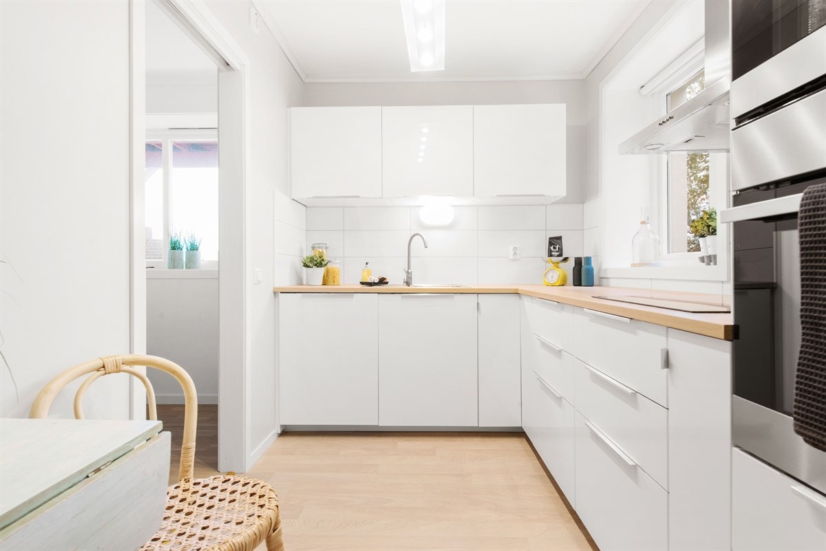 Pent kjøkken fra IKEA med slette fronter Galleribilde