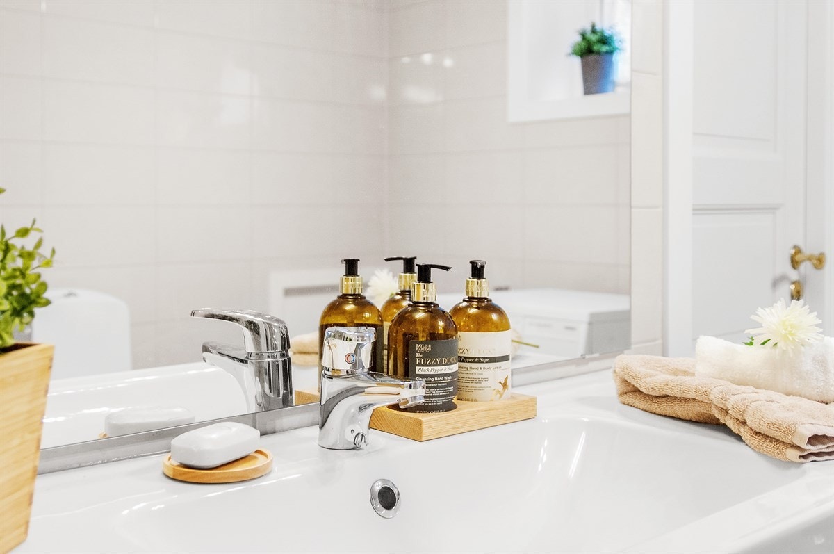 Stilren servant og blandebatteri Galleribilde