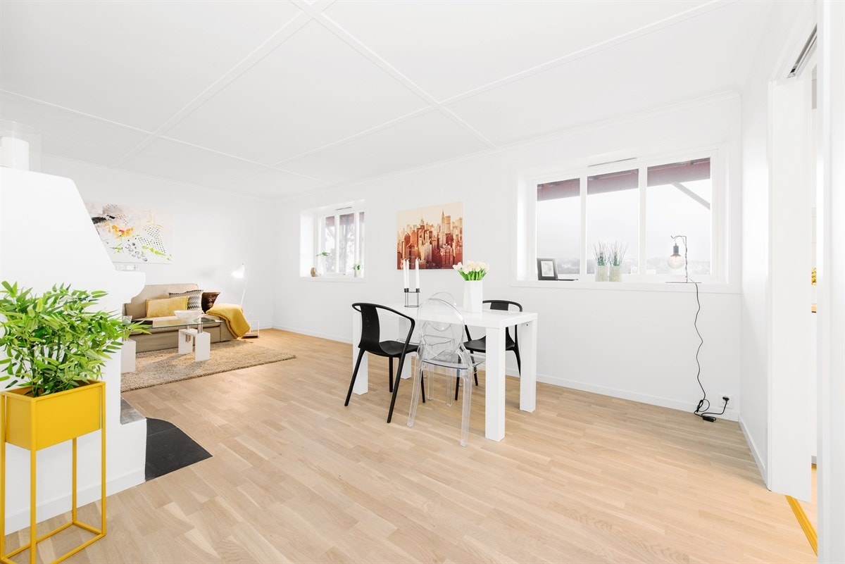 Store vindusflater slipper inn godt med lys Galleribilde