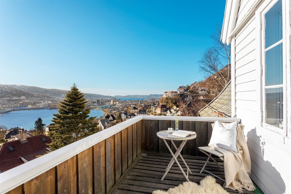 Fra huset er det en storslått utsikt mot Bergen sentrum, mot byfjellene og mot Bergensdalen! Her nyter man sol fra morgen til sen kveld! Galleribilde