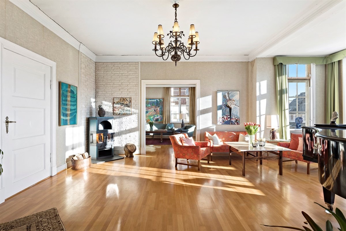 Det er trestavs eikeparkett på gulv, strie/ malt kledning på vegg og strukket lerret i tak i disse rommene Galleribilde