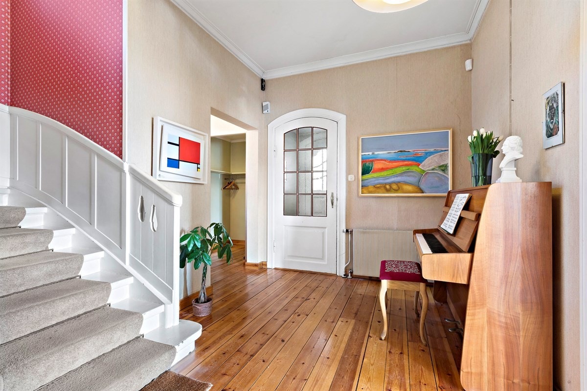 Fra entré er det adkomst til boligens storslåtte hall og trapperom. Gode oppbevaringsmuligheter i garderoberom i denne etasjen Galleribilde