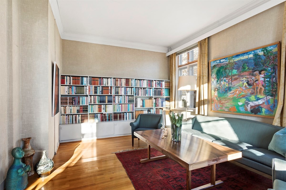 Det er god plass til en større sittegruppe i dette rommet Galleribilde