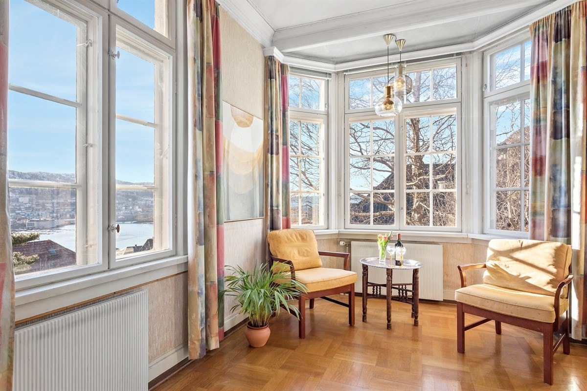 Fra denne stuen har man en fantastisk utsikt mot Bergen sentrum! Galleribilde