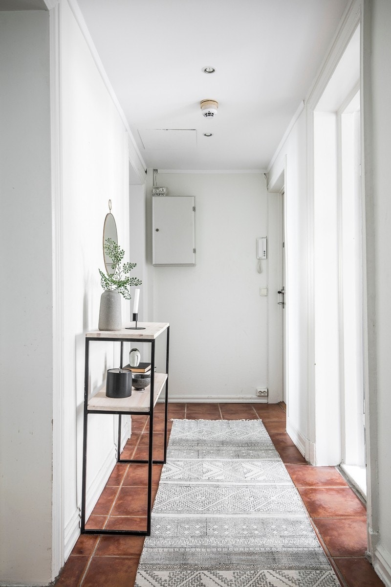 Praktisk entré med adkomst til alle boligens rom Galleribilde