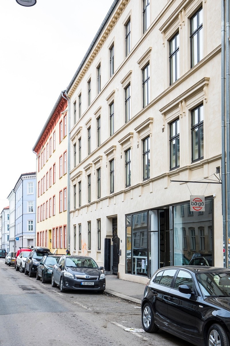 Fasade fra Helgesens gate. Veien er enveiskjørt. Galleribilde