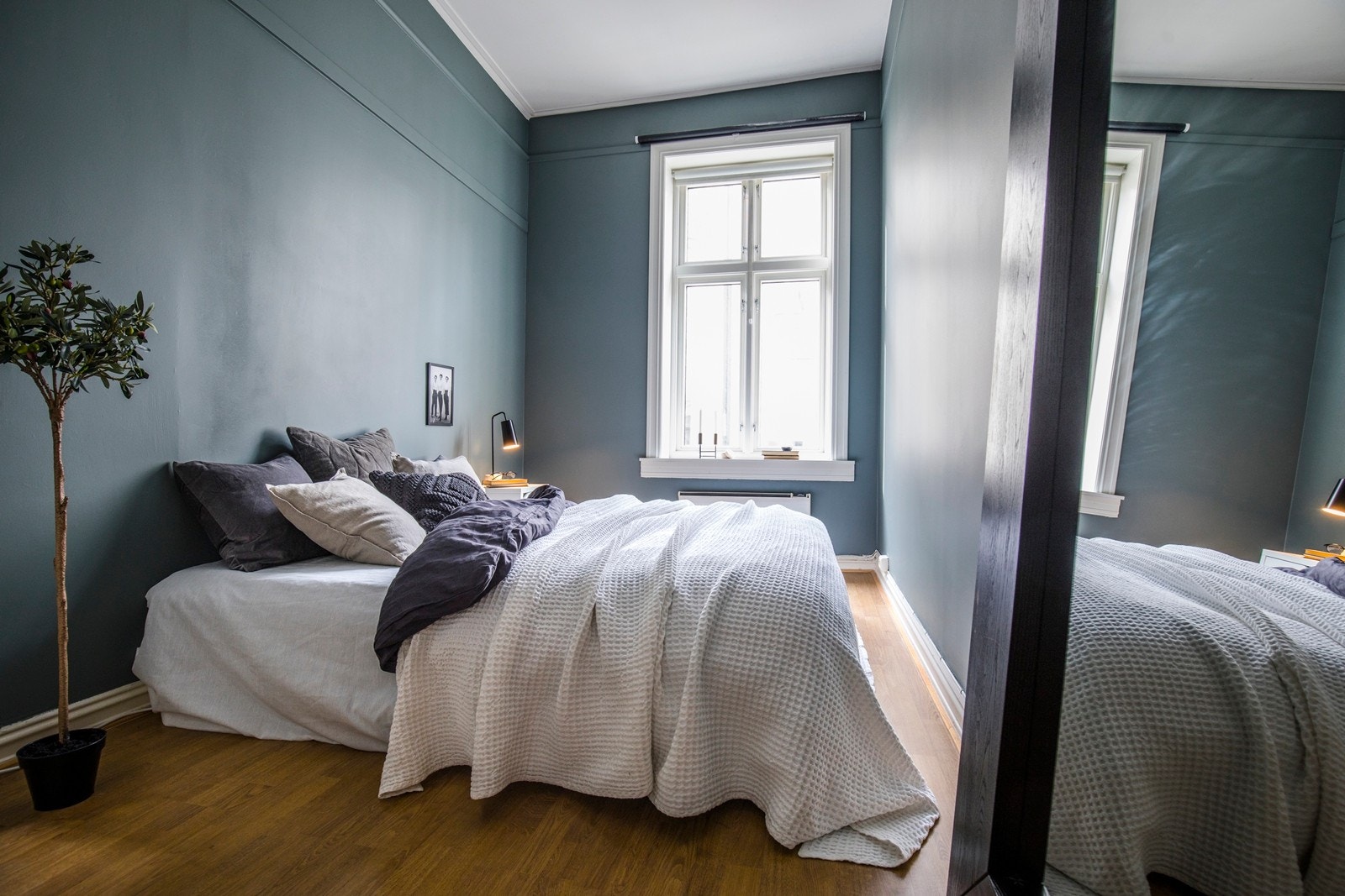 Stort soverom 1 med god plass til dobbeltseng. Galleribilde