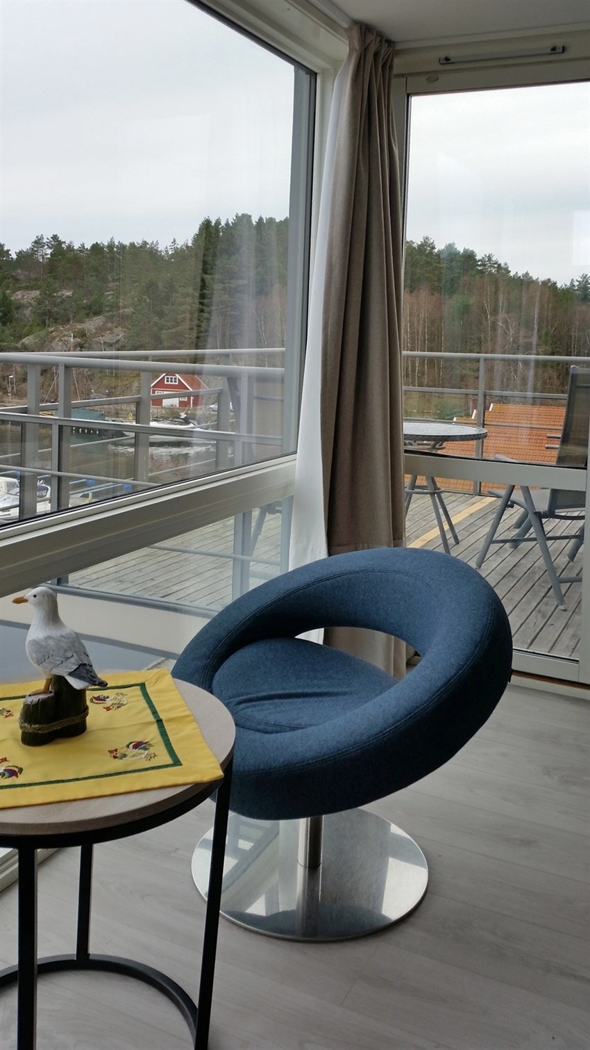 Det er utsikt flere retninger fra stuen. Galleribilde