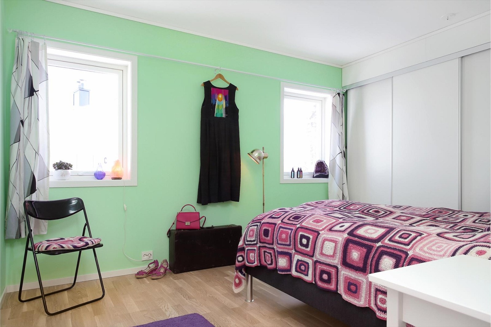 Skyvedørsgarderobe fra Rival på hele veggen Galleribilde