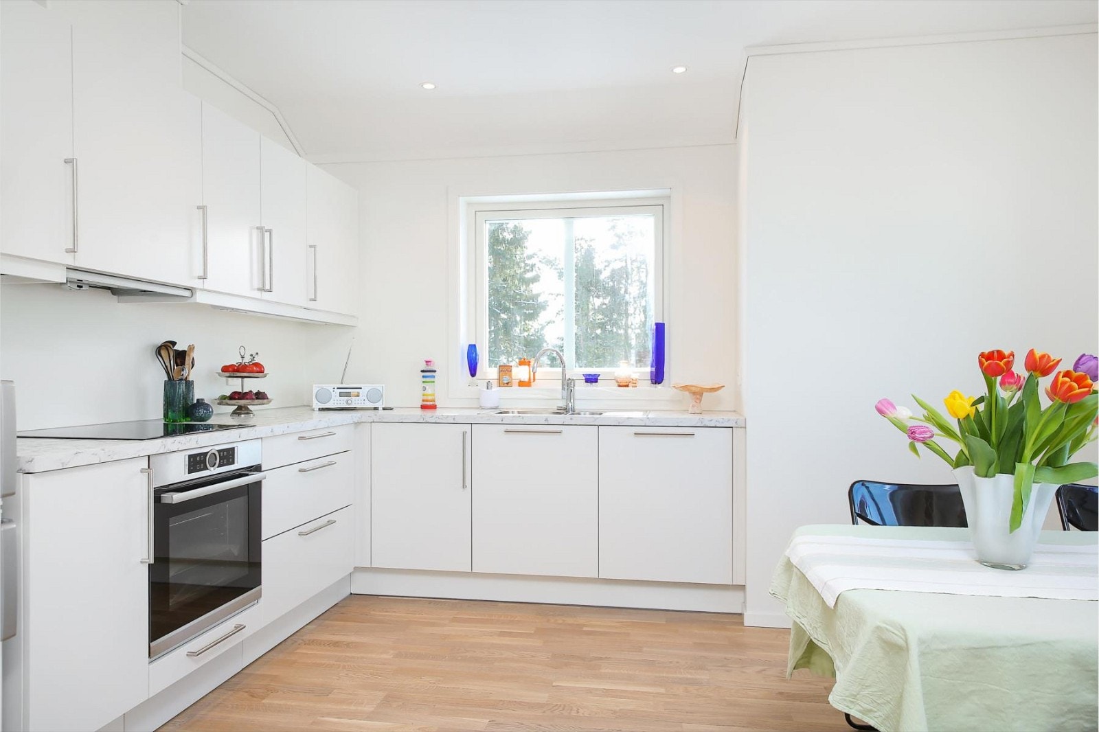 Kjøkken med integrerte hvitevarer fra Bosch og Siemens Galleribilde