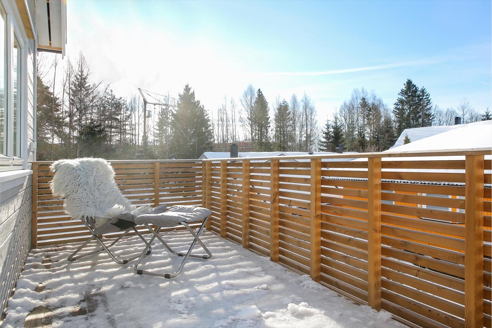 Verandaen vender mot sydvest - Det sikrer optimale solforhold Galleribilde