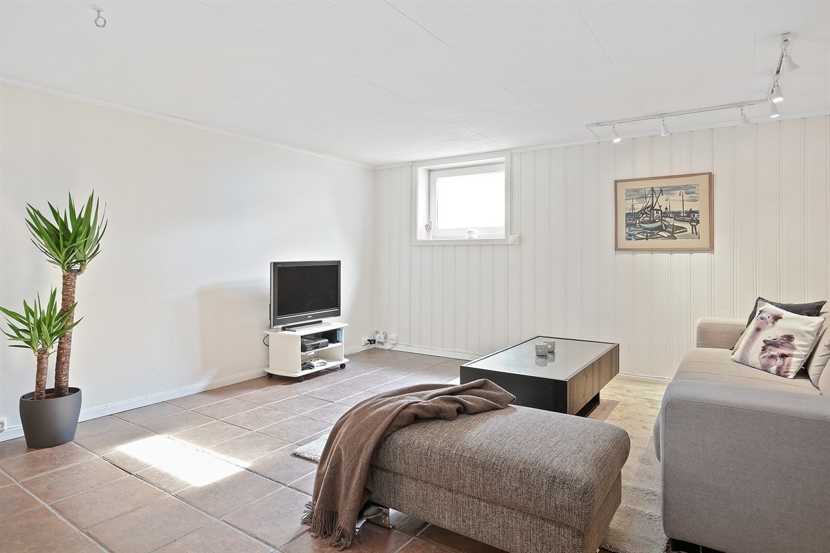 Kjellerstuen har flislagt gulv med varmekabler Galleribilde