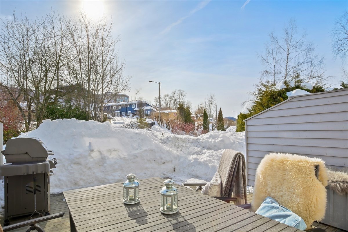 Meget hyggelig rekkehus i solrike og barnevennlige omgivelser med stor hage Galleribilde