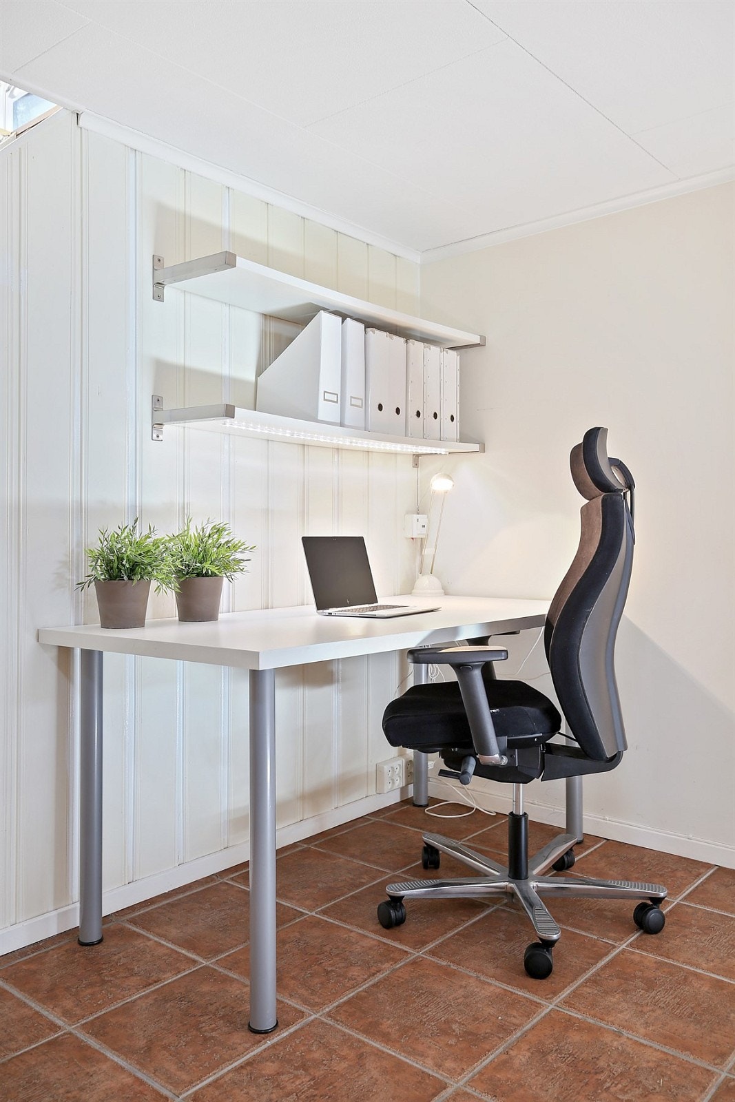 Den romslige kjellerstuen har også en egnet plass for hjemmekontor Galleribilde