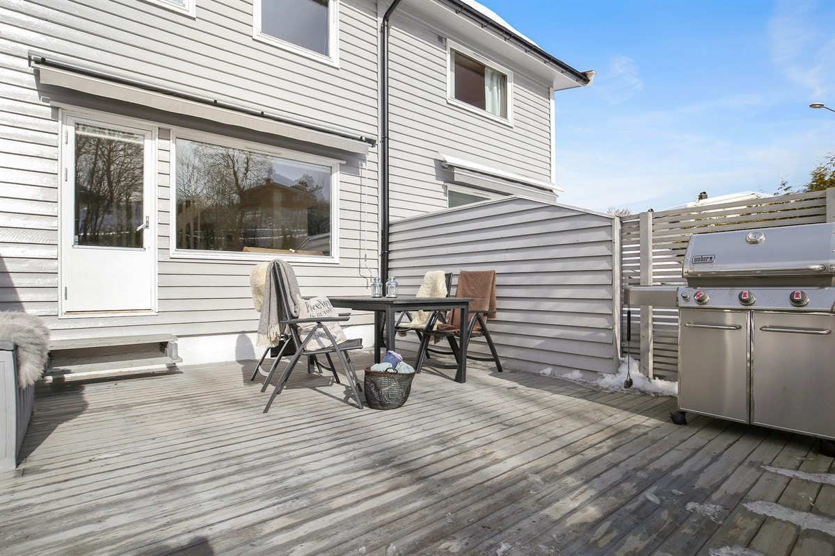 Usjenert og solrik terrasse Galleribilde