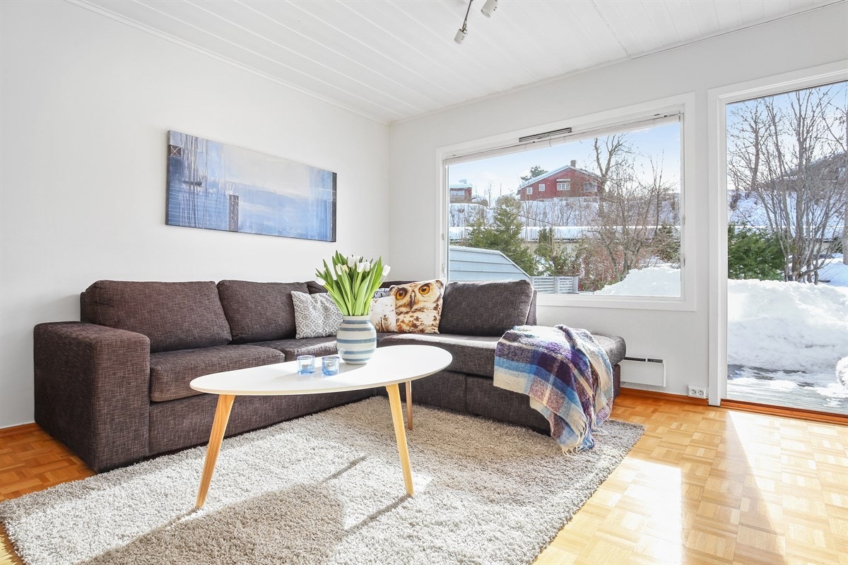 Utgang fra stuen til stor terrasseplatting og hage med gode solforhold Galleribilde