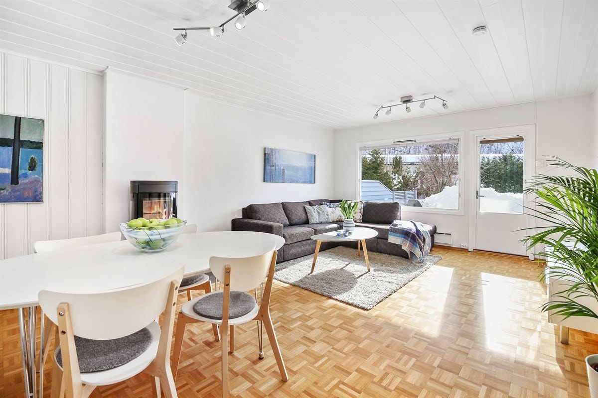 Stor stue med god plass til spisebord Galleribilde