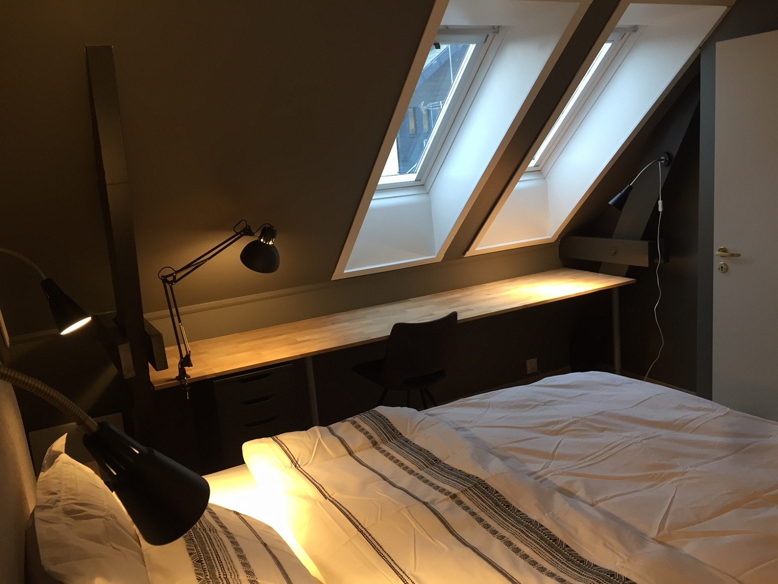 Soverom 2 har en lang langsgående arbeidspult Galleribilde