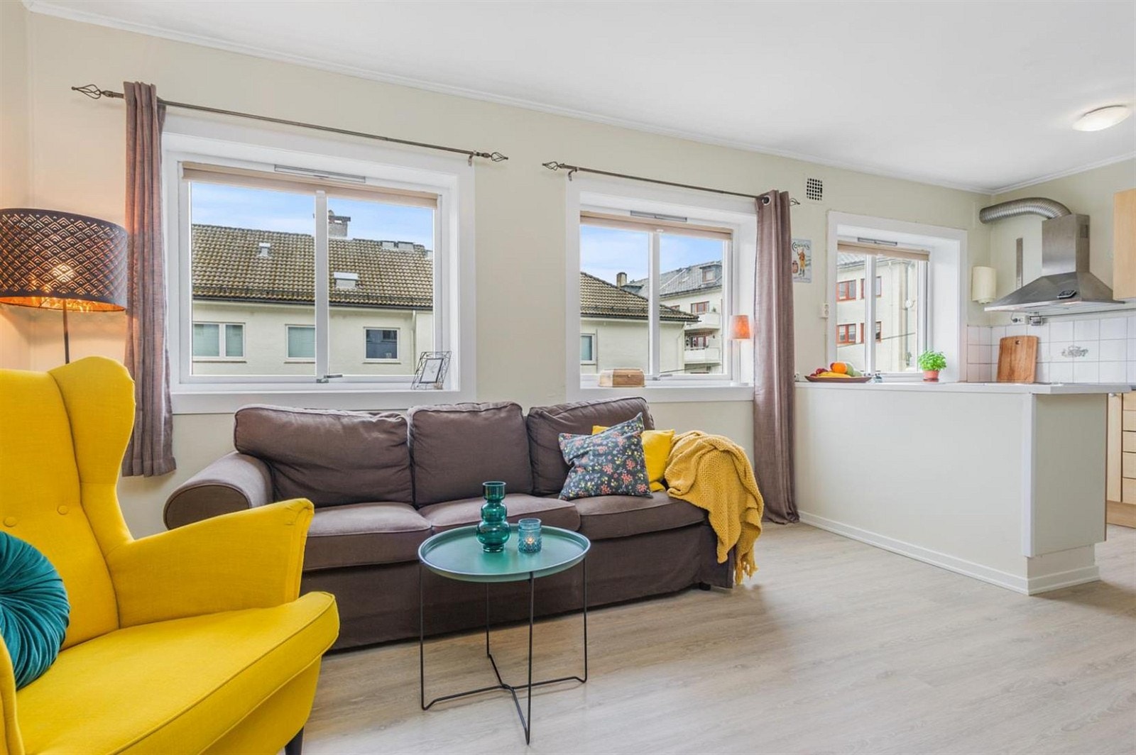 Åpen løsning mot stuen, godt med lys gjennom vinduene. Galleribilde