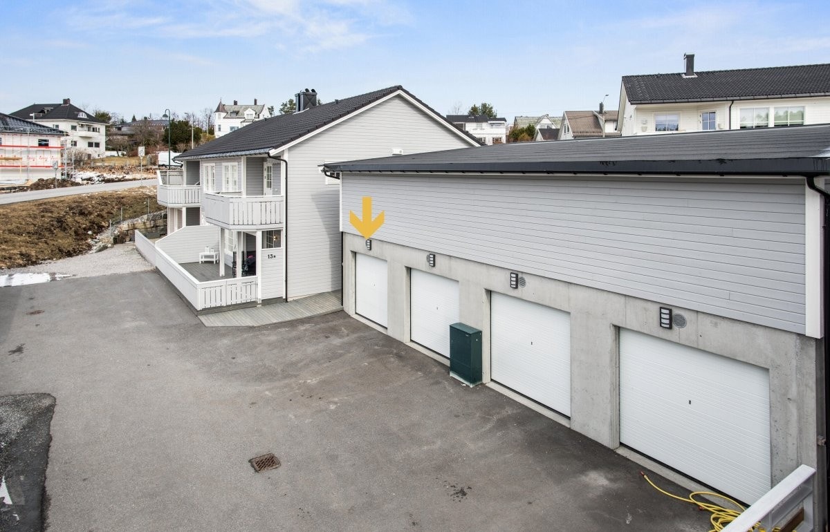 Parkering i egen garasje og foran garasje. I tillegg medfølger 1/2 p-plass på fellesområde Galleribilde