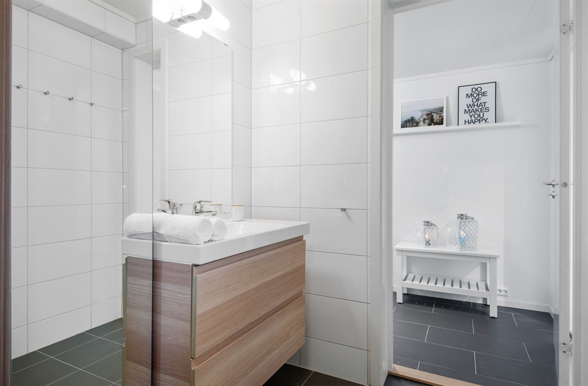 Servantinnredning med praktiske skuffer på badet Galleribilde