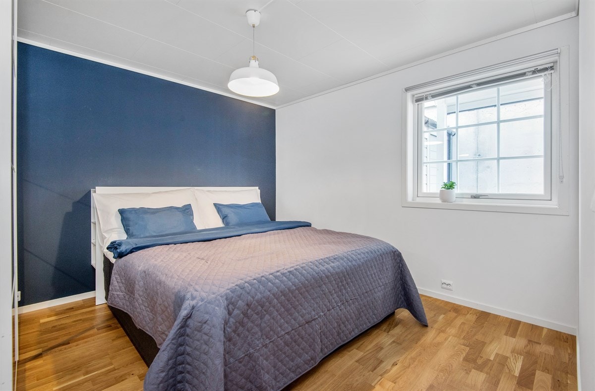 Leiligheten har to soverom beliggende på hver sin side av gang. Tidsriktig fondvegg i Deco Bue. Plass for kommode eller barneseng i tillegg til seng Galleribilde