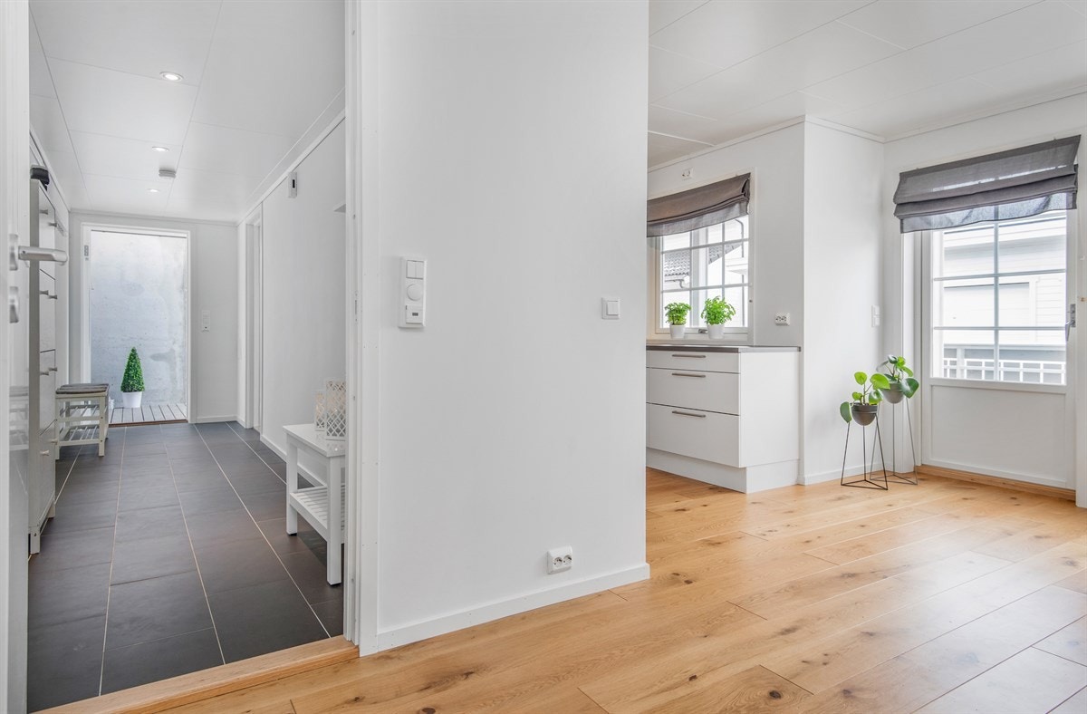 Bilde tatt fra stue og ut mot gang. Gulvene på stue, kjøkken, gang og bad har varmekabler Galleribilde