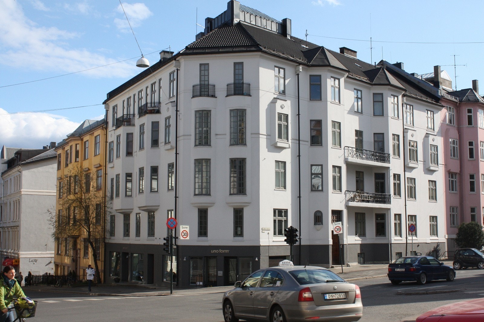 Uranienborgveien 12 - hovedinngang fra Camilla Colletts vei Galleribilde