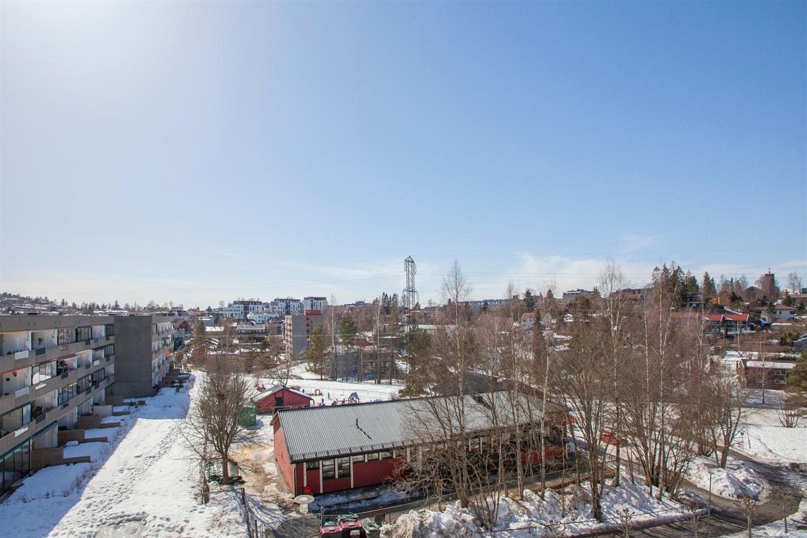 Fra terrassen er det flott utsikt mot nært og fjernt. Galleribilde