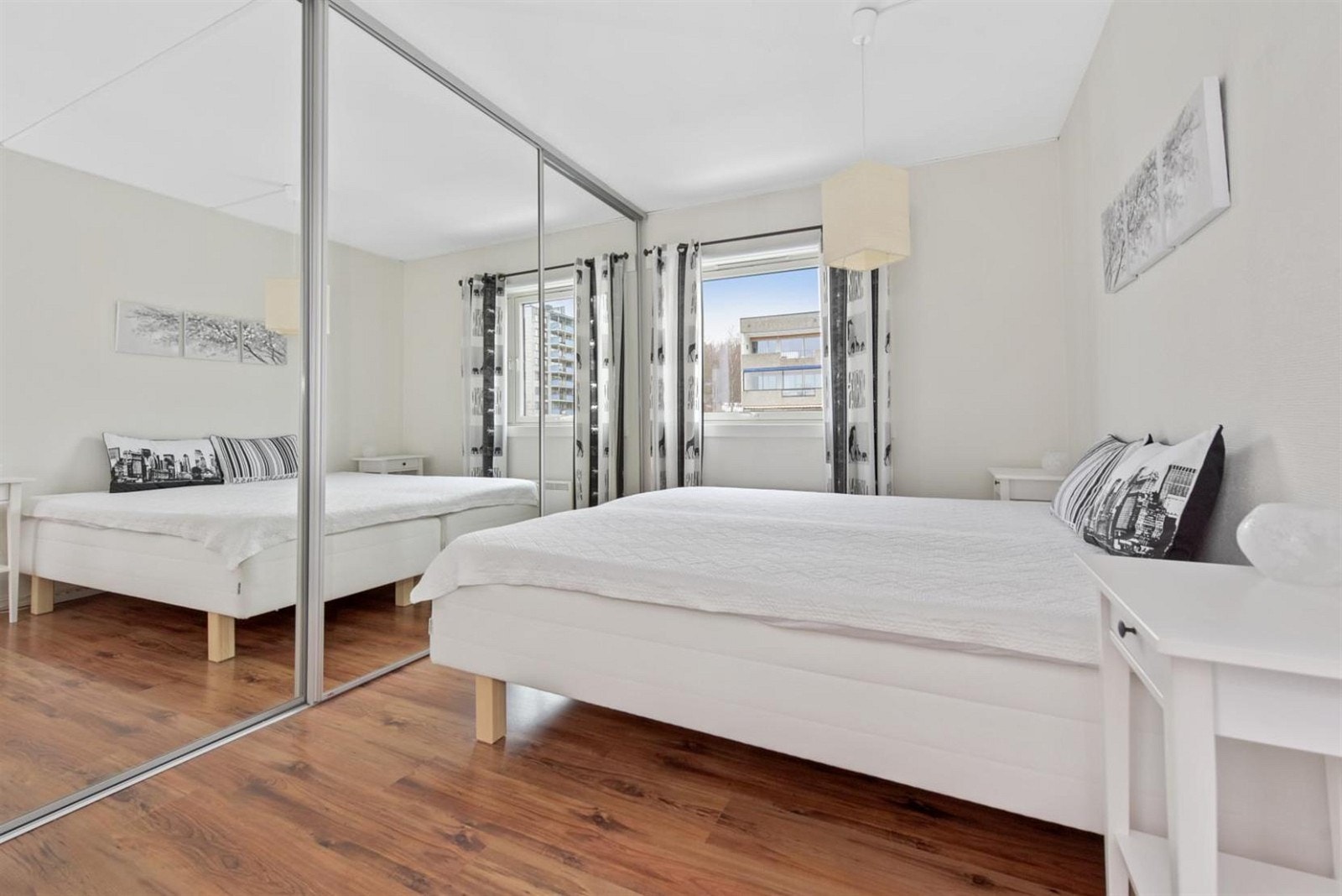 Stort hovedsoverom med skyvedørsgarderobe. Galleribilde