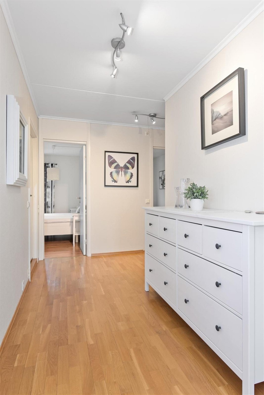 Praktisk mellomgang som binder boligen sammen. Galleribilde