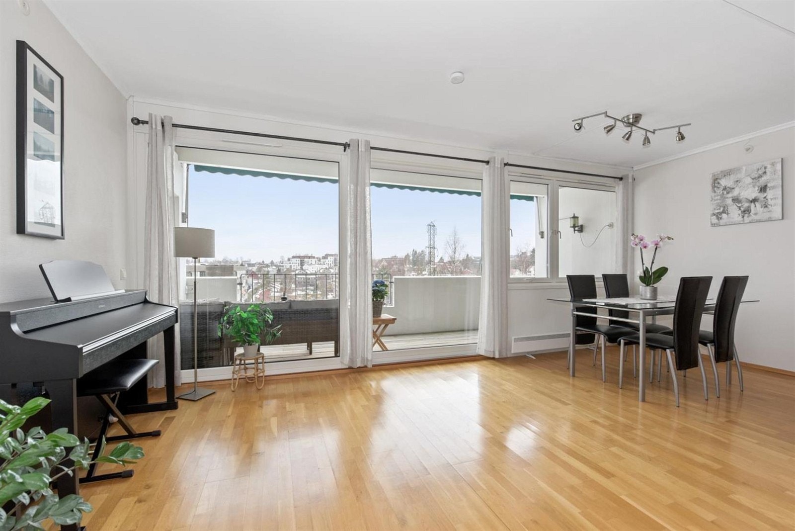 Det er store vindusflater i stuen som gir rikelig med lysinnslipp. Galleribilde