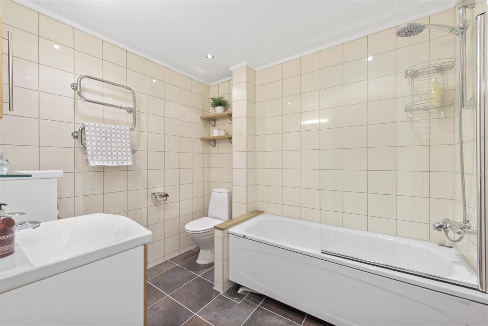 Badet ble oppusset i 2005 og er av god størrelse. Galleribilde