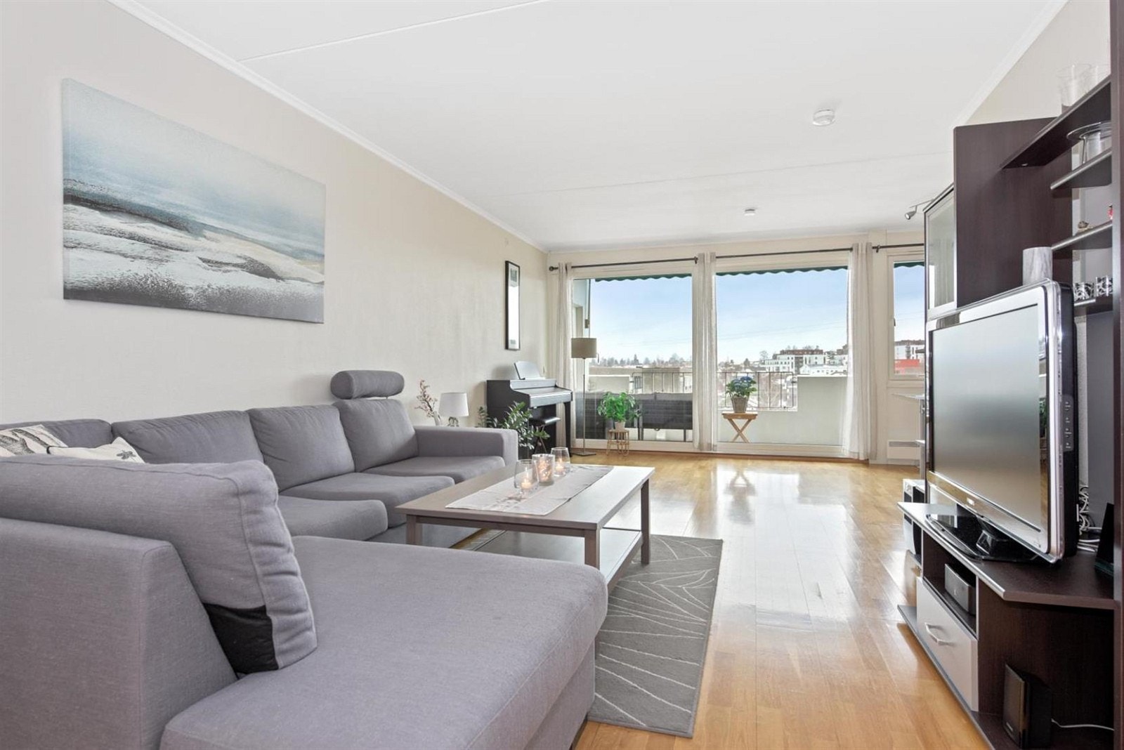 Fra stuen er det utgang til solrik balkong med flott utsikt. Galleribilde