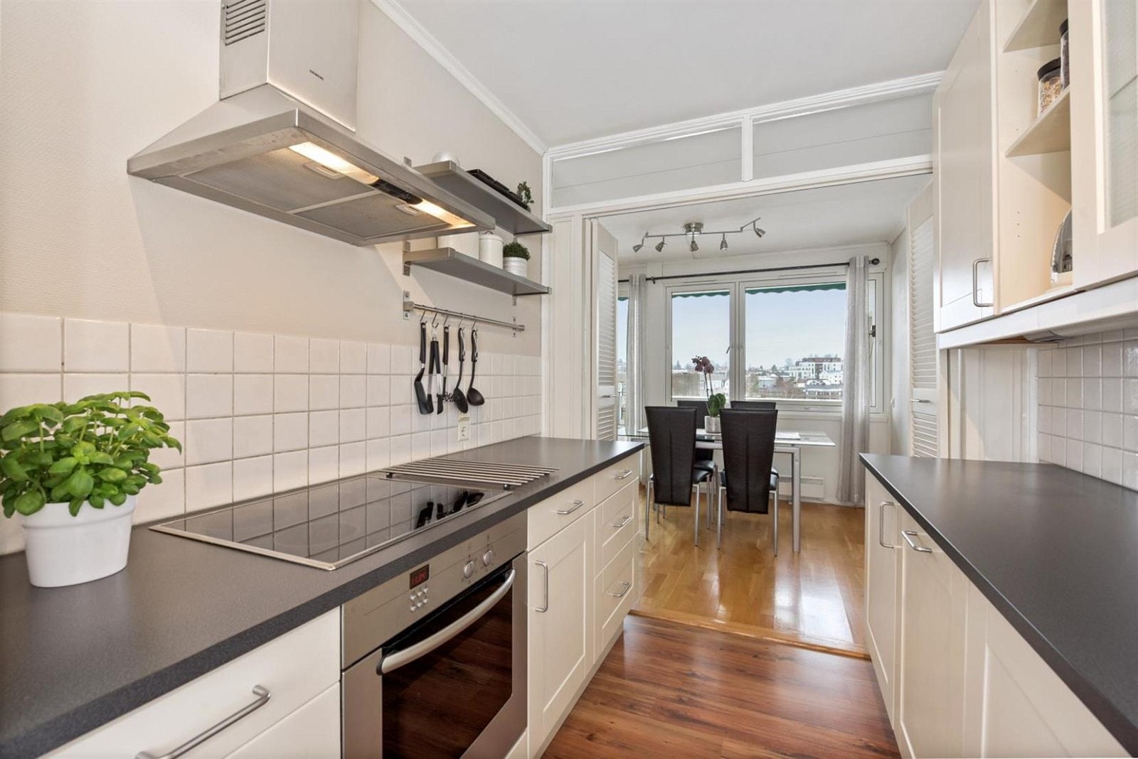 Kjøkkenet har innredning fra 2002 og det er godt med skapplass på kjøkkenet. Galleribilde