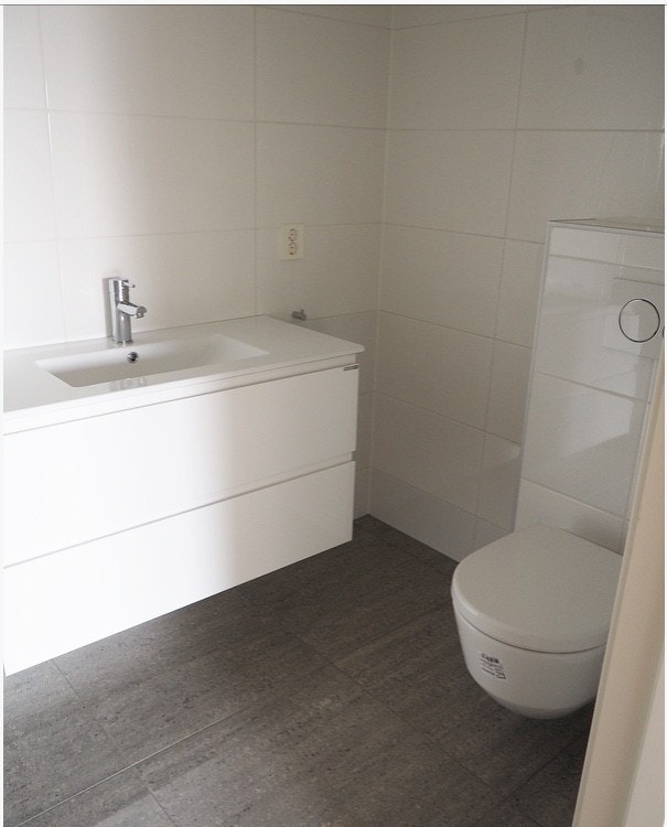 Det er montert speil over vask. Galleribilde